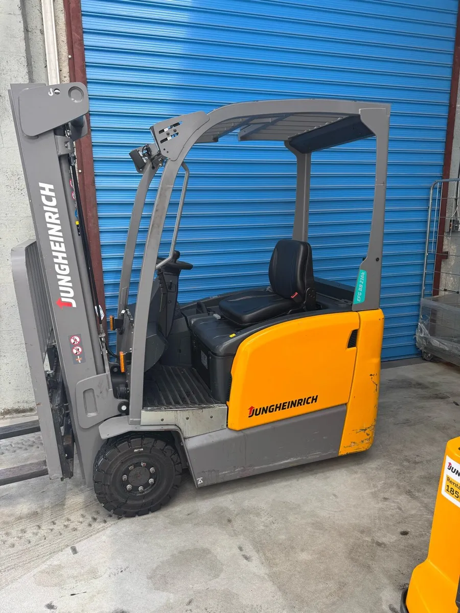 Forklift and palletrucks - Image 1