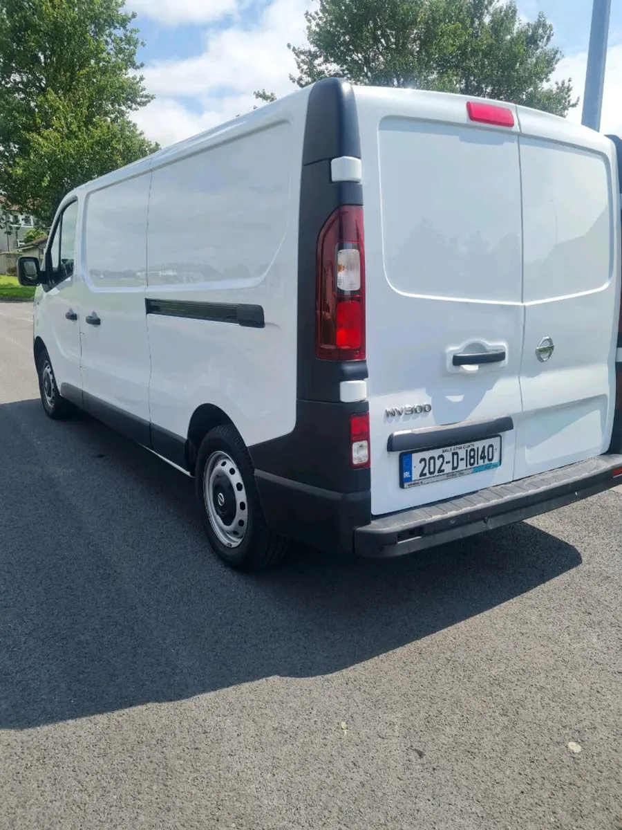 Nissan nv 300  van - Image 4