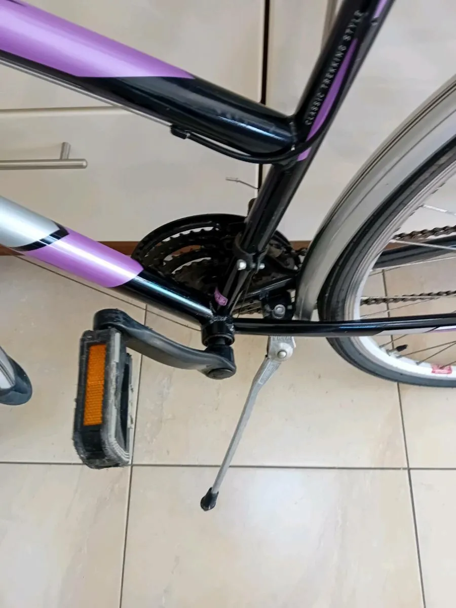LADIES BIKE 28 INCH WHEELS AS NEW - Image 2