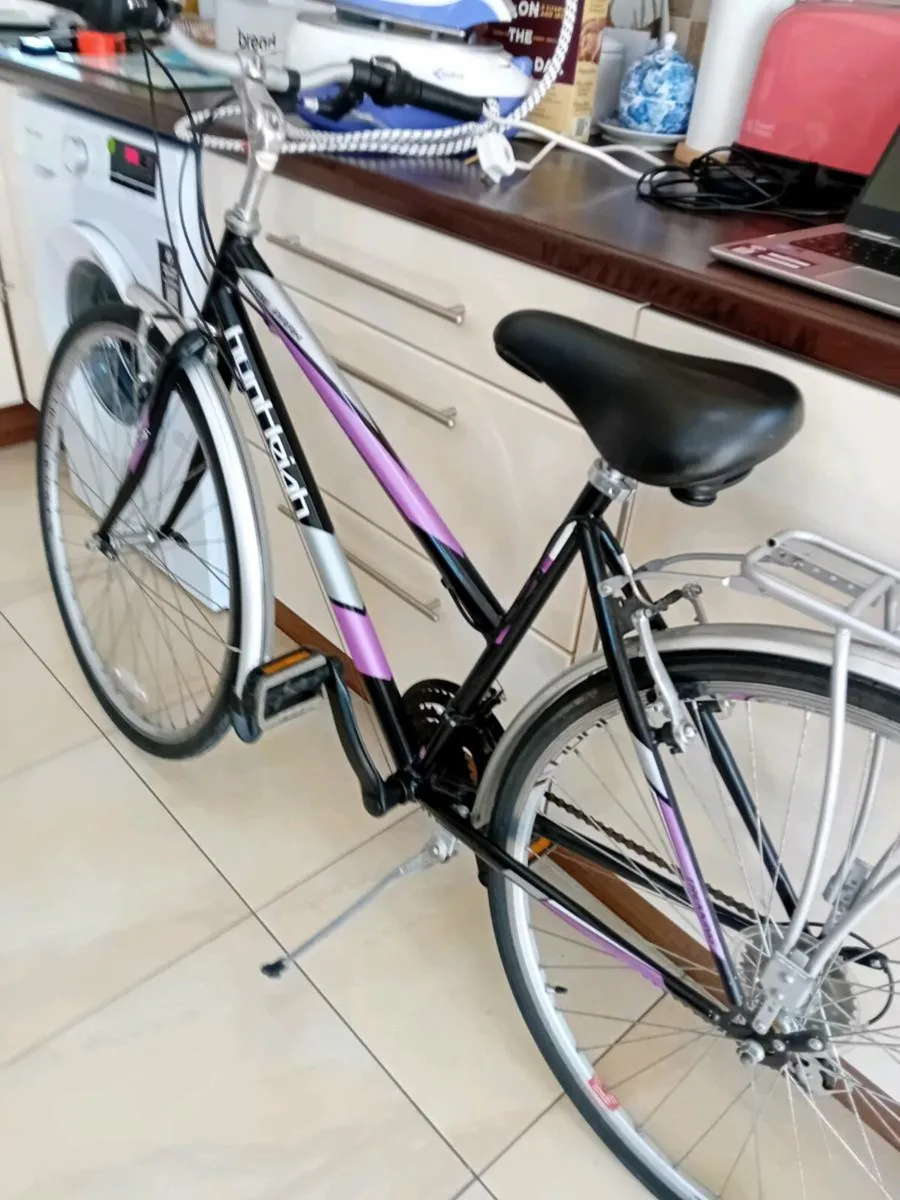 LADIES BIKE 28 INCH WHEELS AS NEW - Image 3