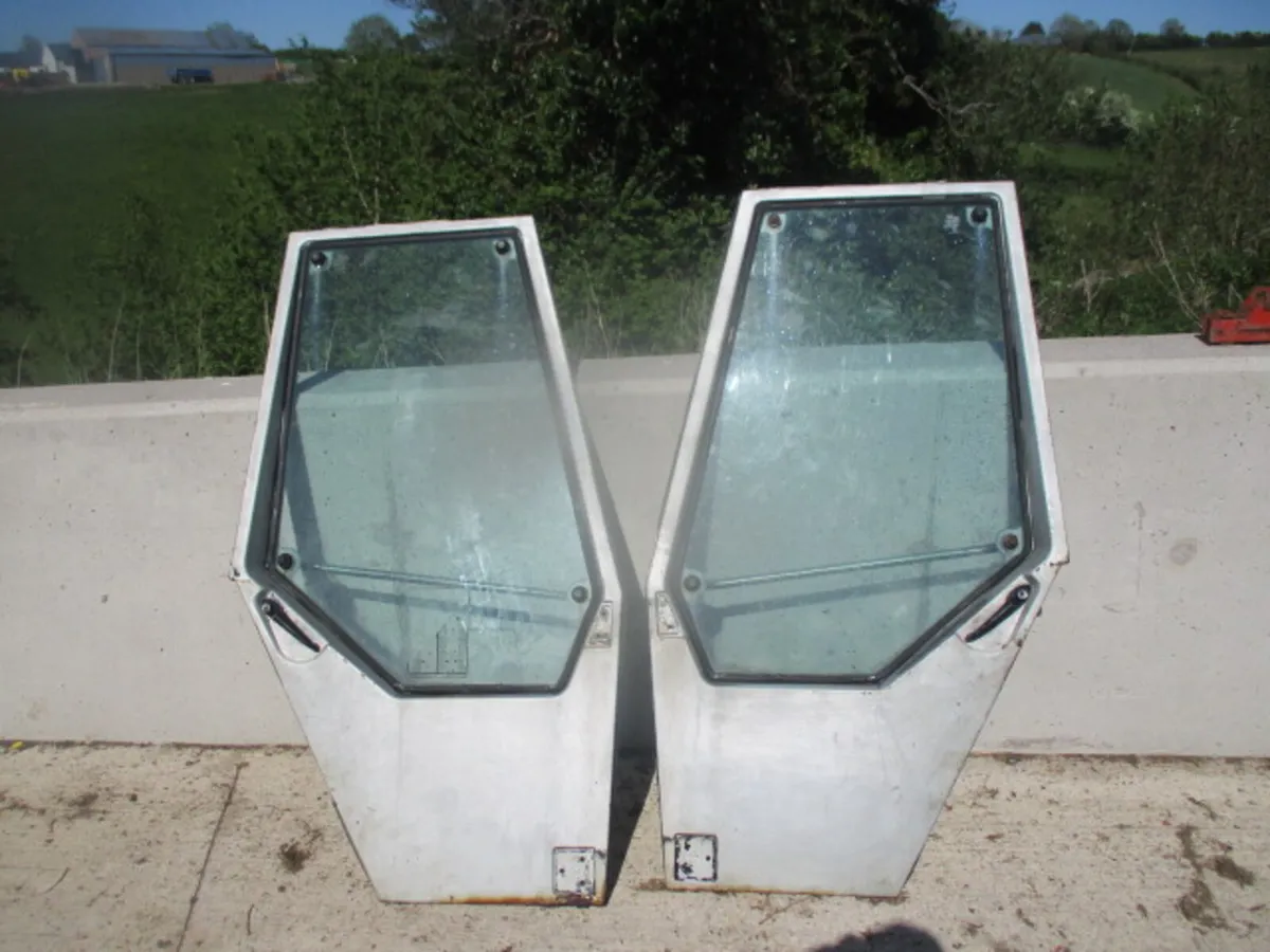 Massey Ferguson 600 SERIES DOORS - Image 1
