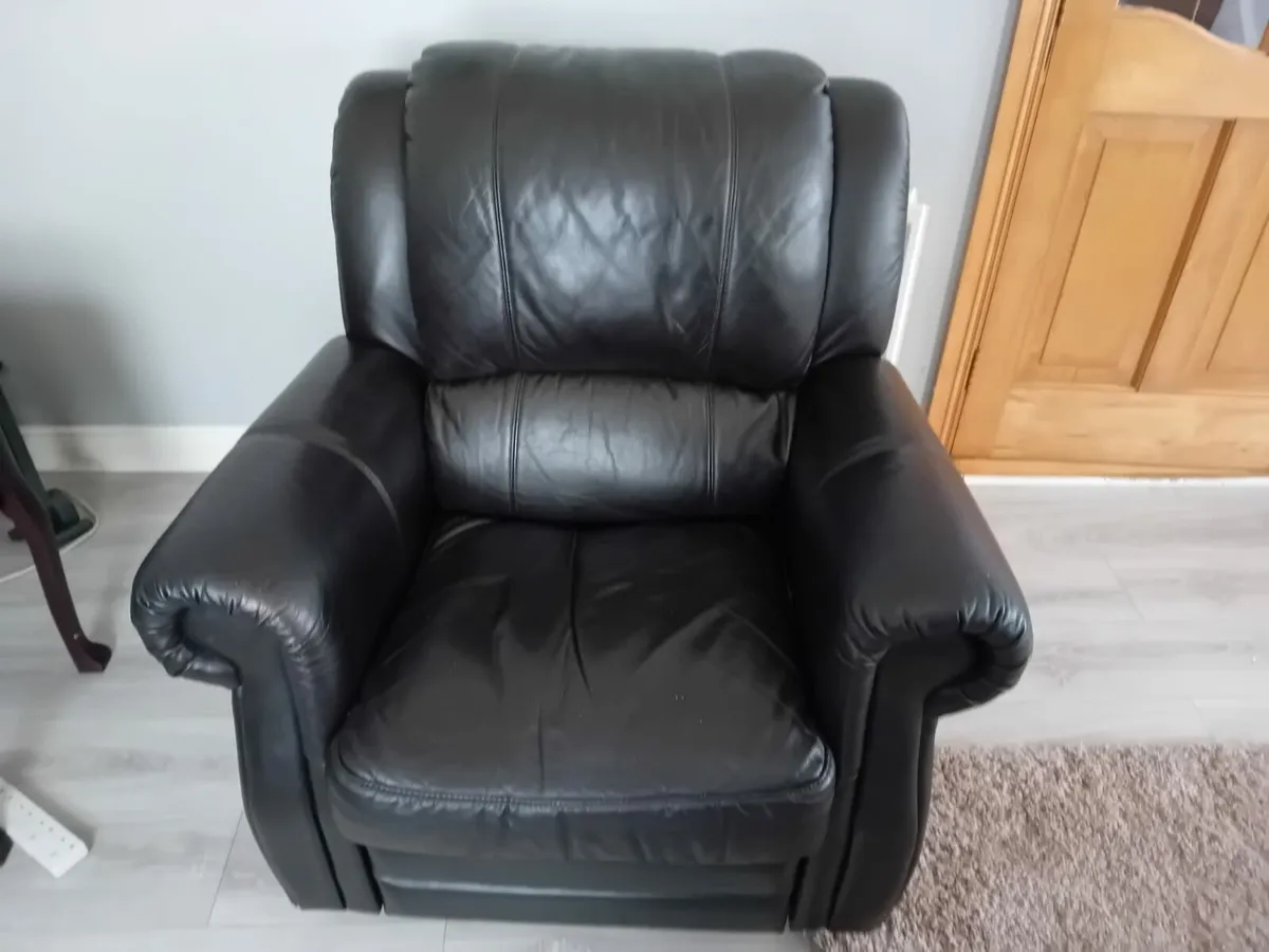 Black leather 3 pce suite with recliners - Image 2