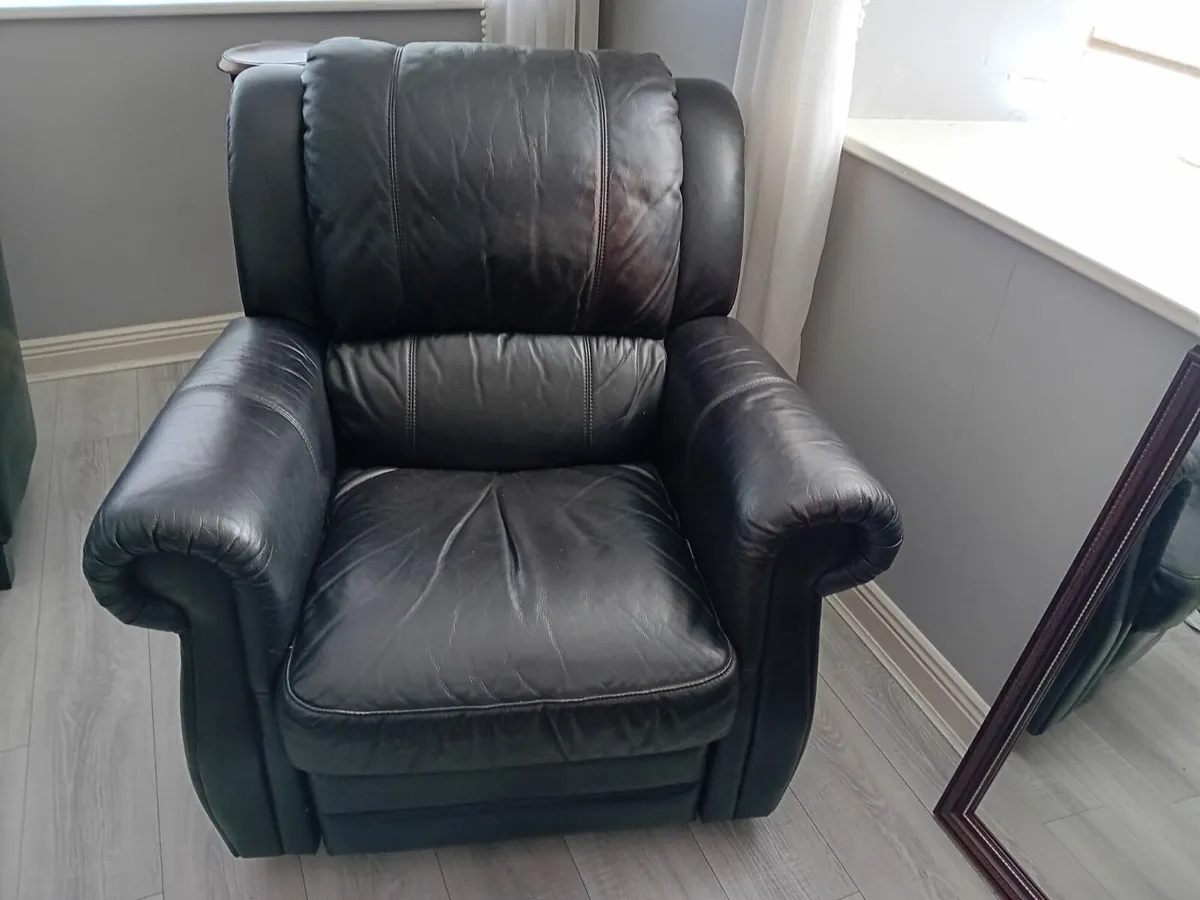 Black leather 3 pce suite with recliners - Image 3