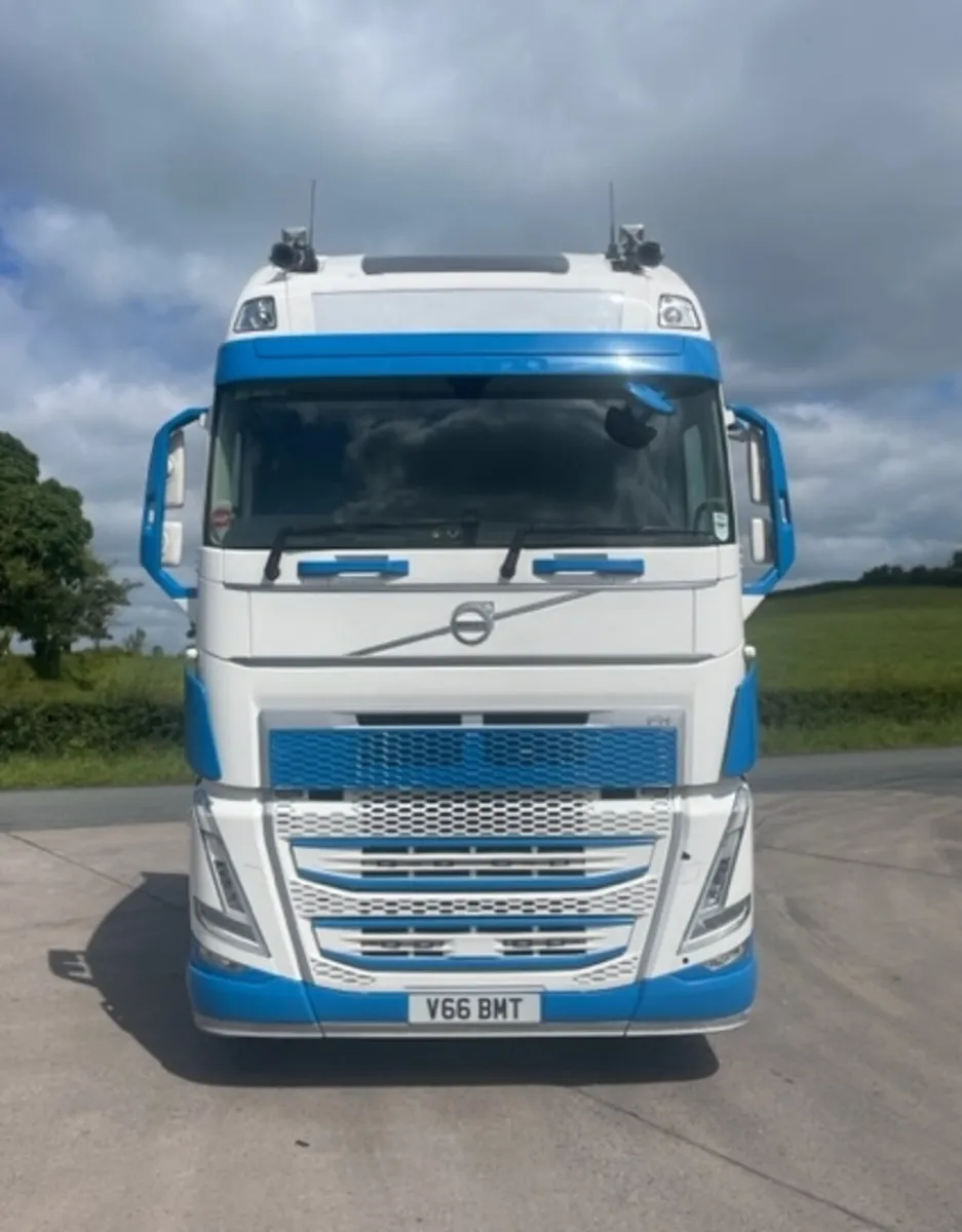 221 Volvo FH 540 6x2 Tractor Unit - Image 3
