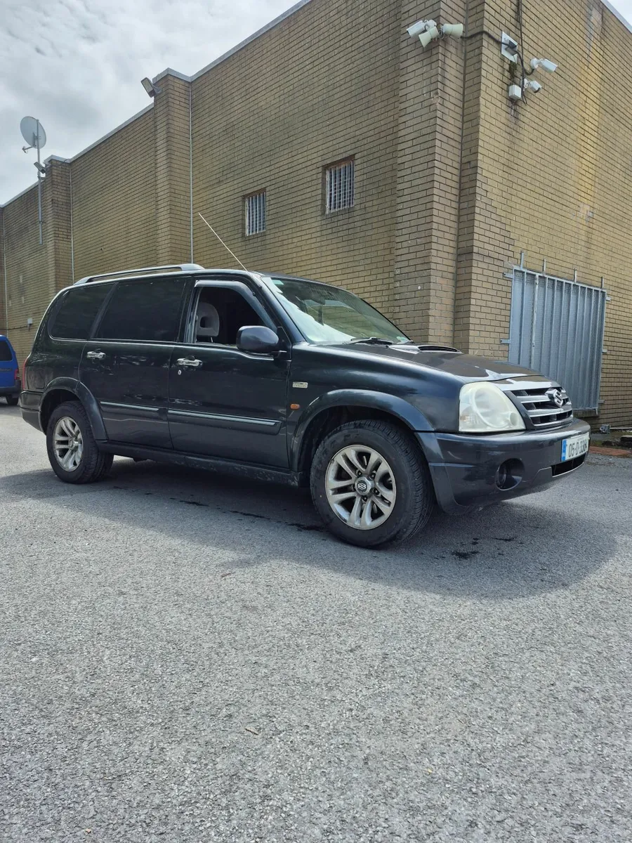 Suzuki Vitara 2005 XL7 Commercial - Image 4