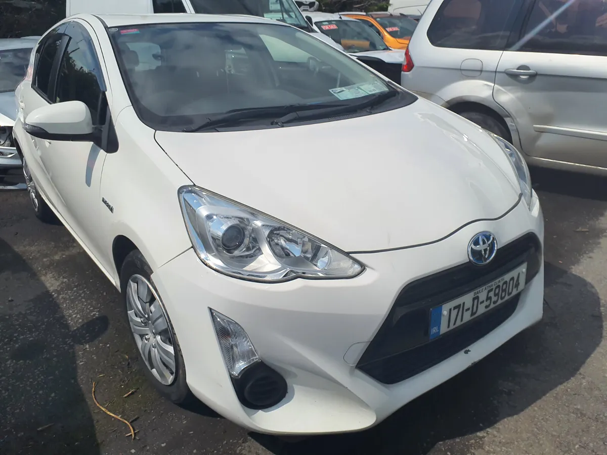 2017 Toyota aqua - Image 2