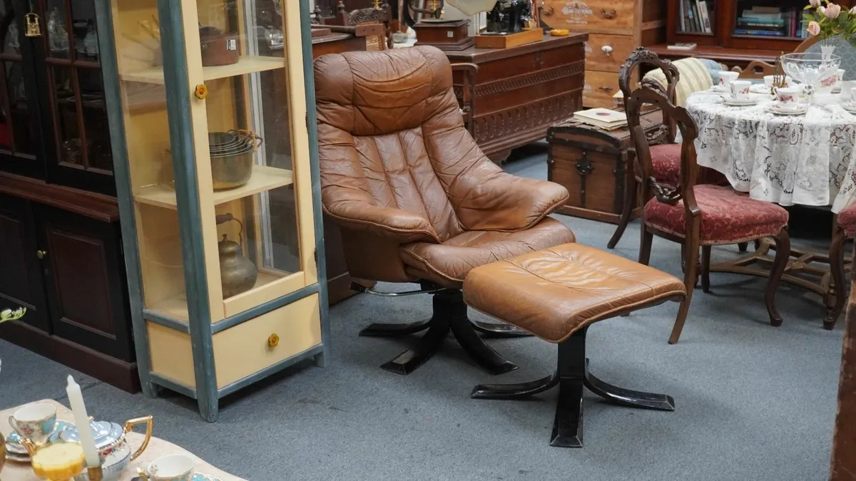 🪑 Granfort Recliner Armchair with Footstool - Image 1