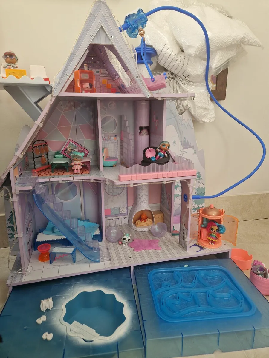 LOL Doll house with doll collection - Image 1