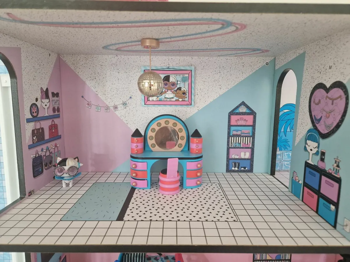 LOL Doll house and collection of dolls - Image 2