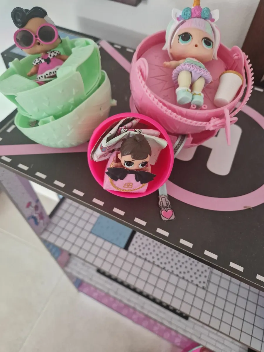 LOL Doll house and collection of dolls - Image 3