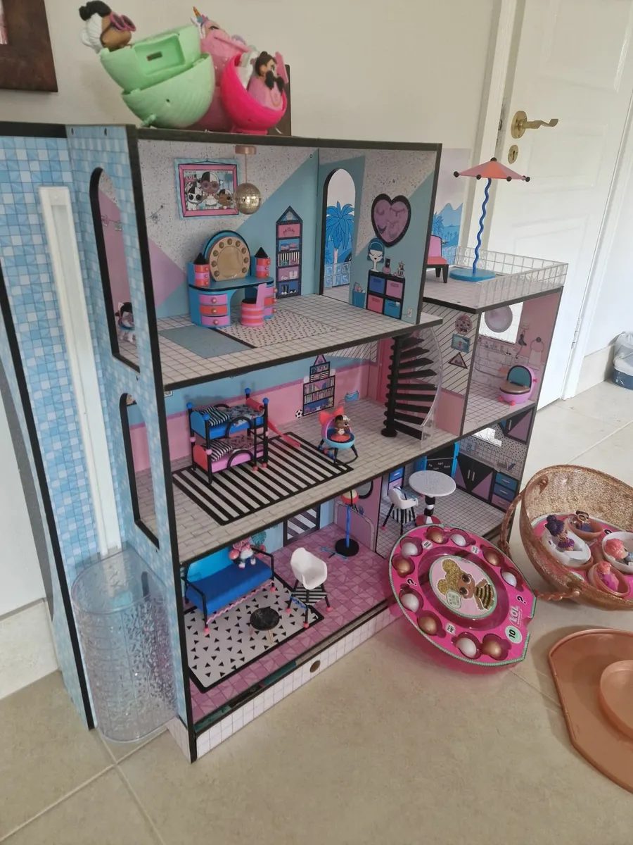 LOL Doll house and collection of dolls - Image 1