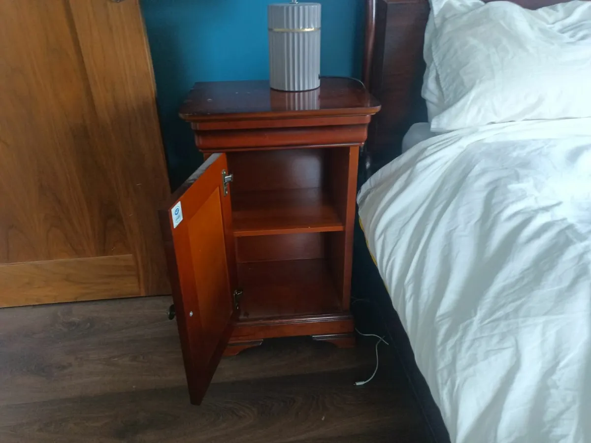 Mahogany Sleigh Bed and Lockers - Image 4