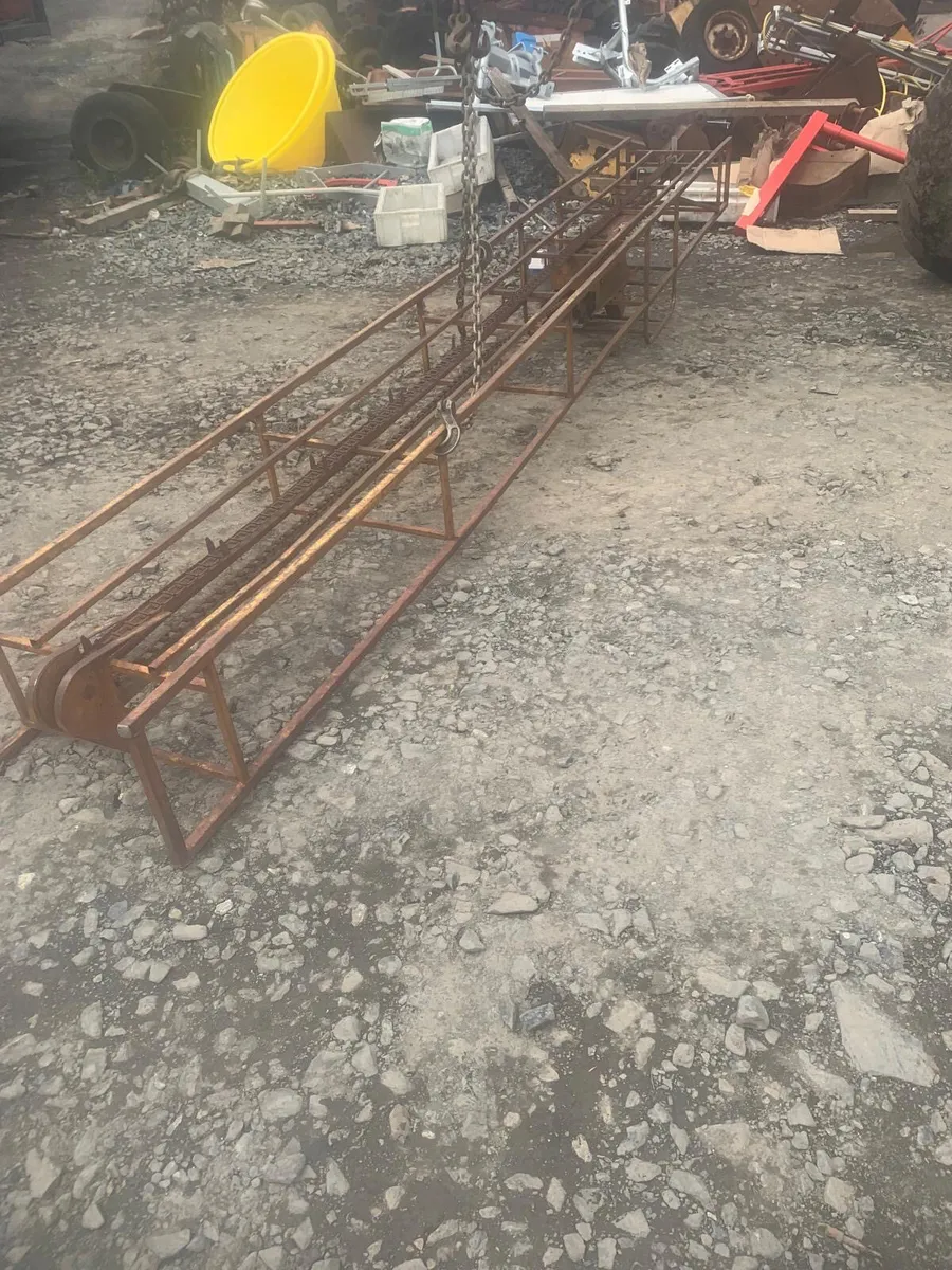 Small square bale elevator