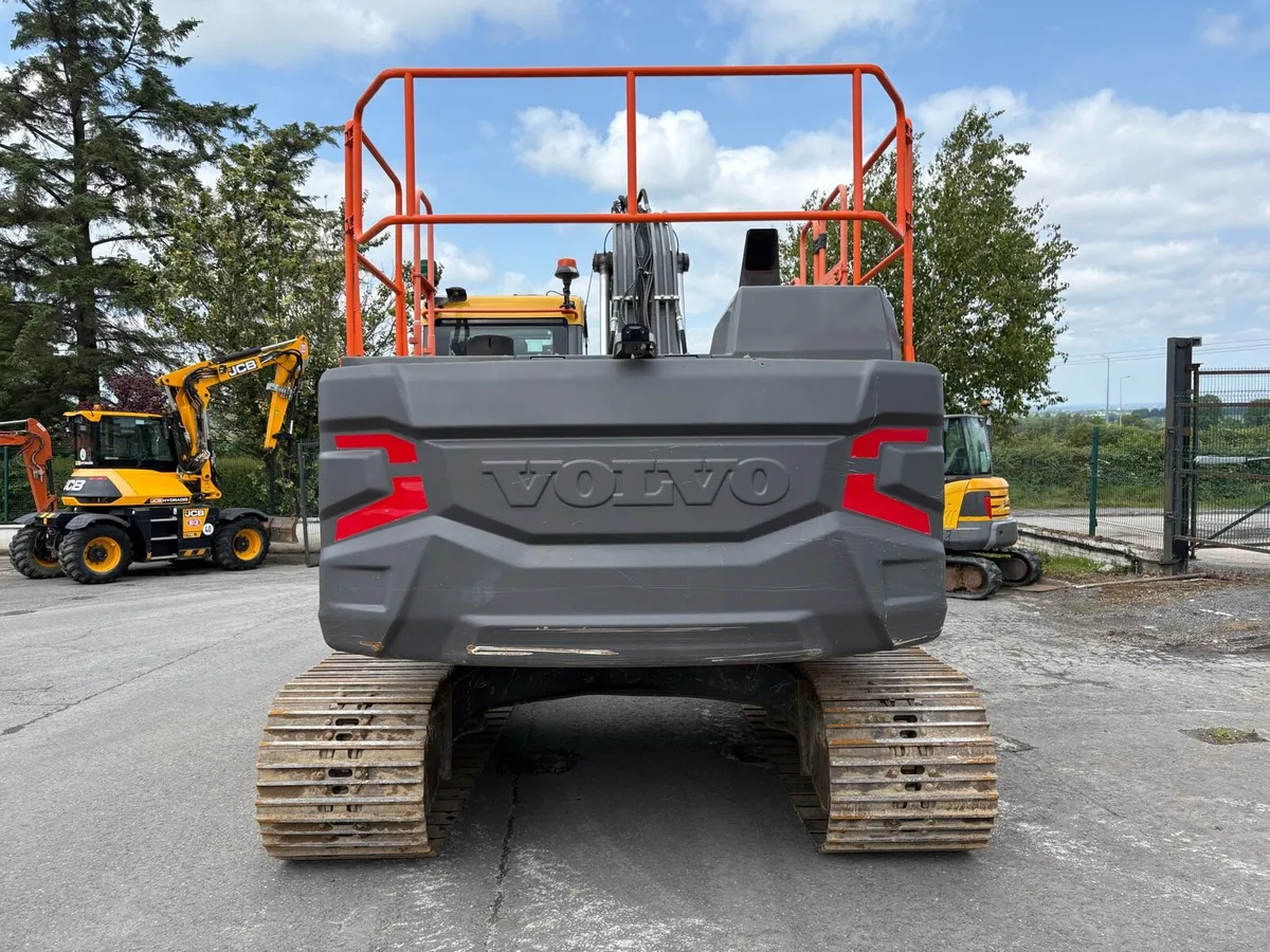 Volvo EC200LC - Image 3