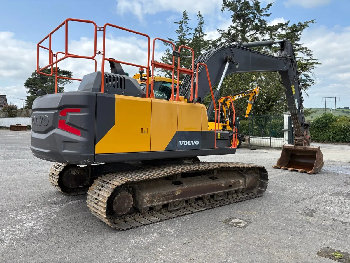 Volvo EC200LC - Image 4