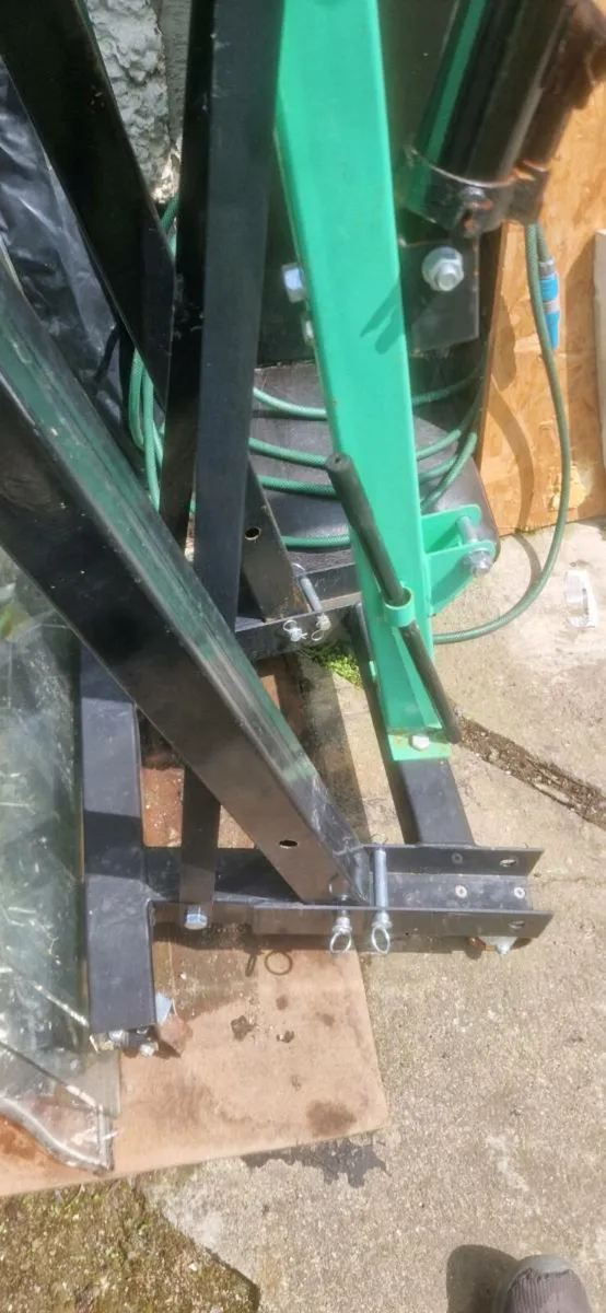 Car engine hoist with winch - Image 3