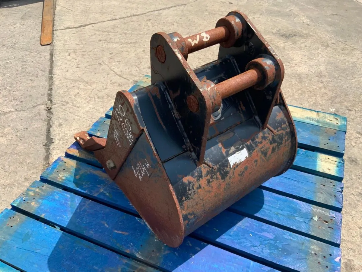 18" JCB DIGGING BUCKET.....35mm PINS.......224w. - Image 4