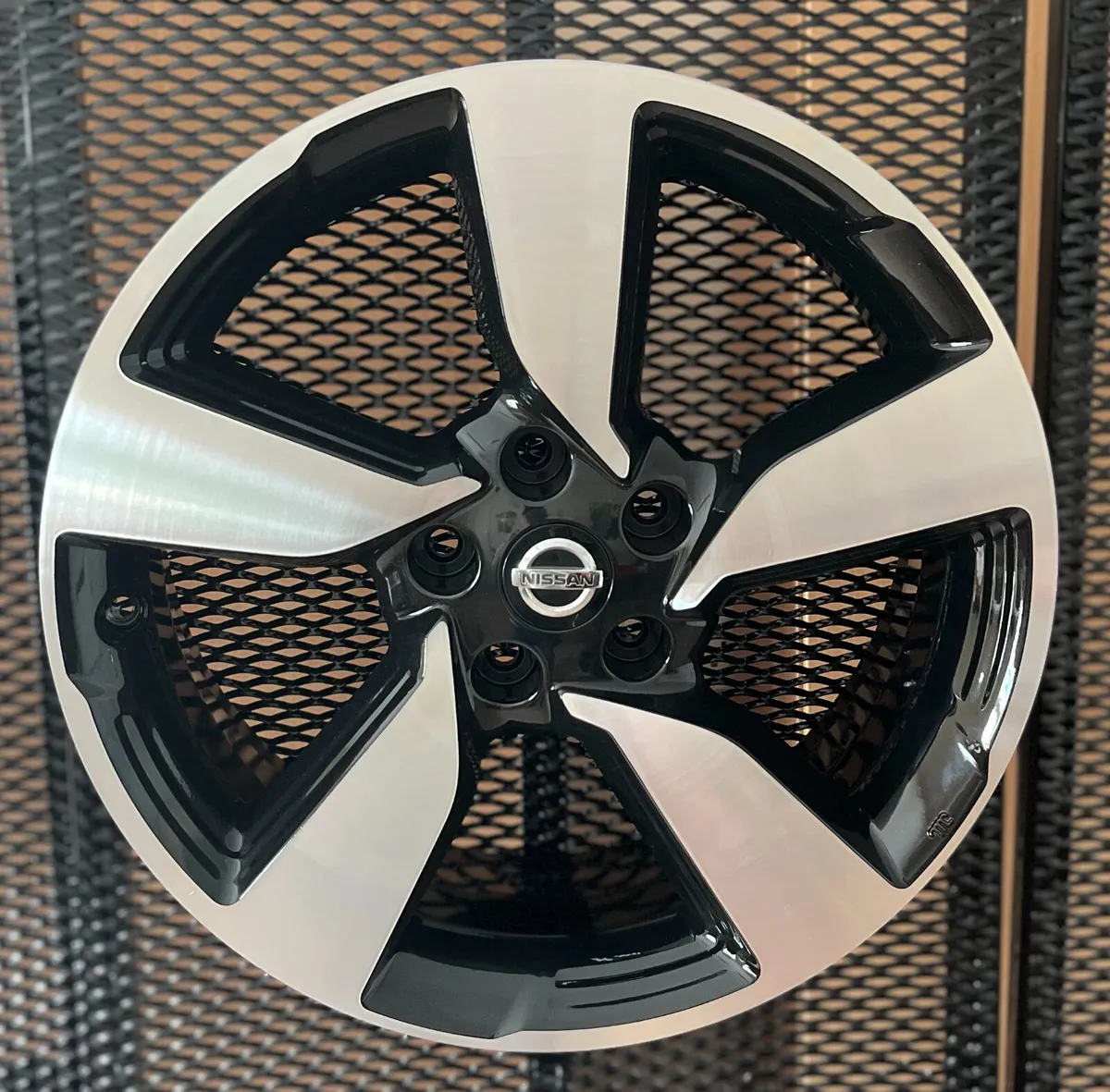 Nissan Qashqai 18" Alloys | Black Polish - Image 2