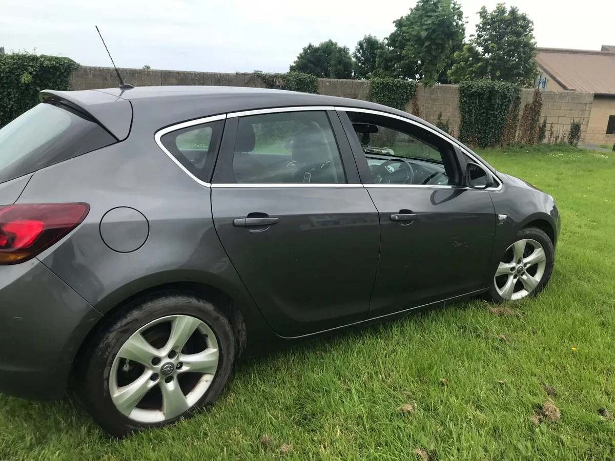 Opel Astra 2010 - Image 4