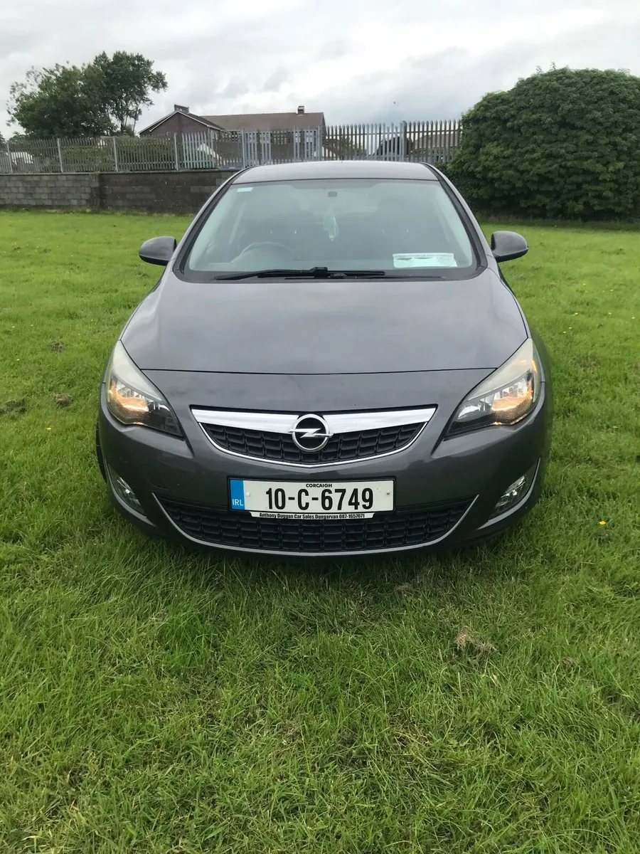 Opel Astra 2010 - Image 2
