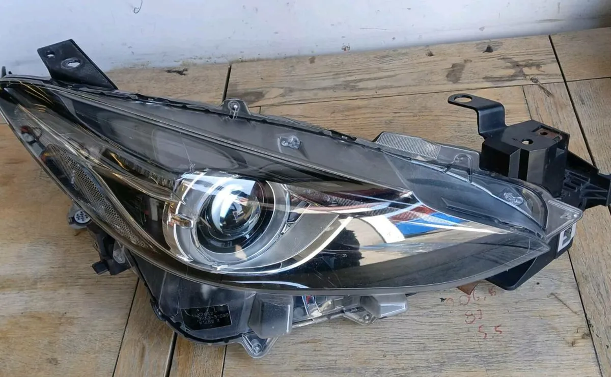 Headlight Mazda 3 2018 - Image 1