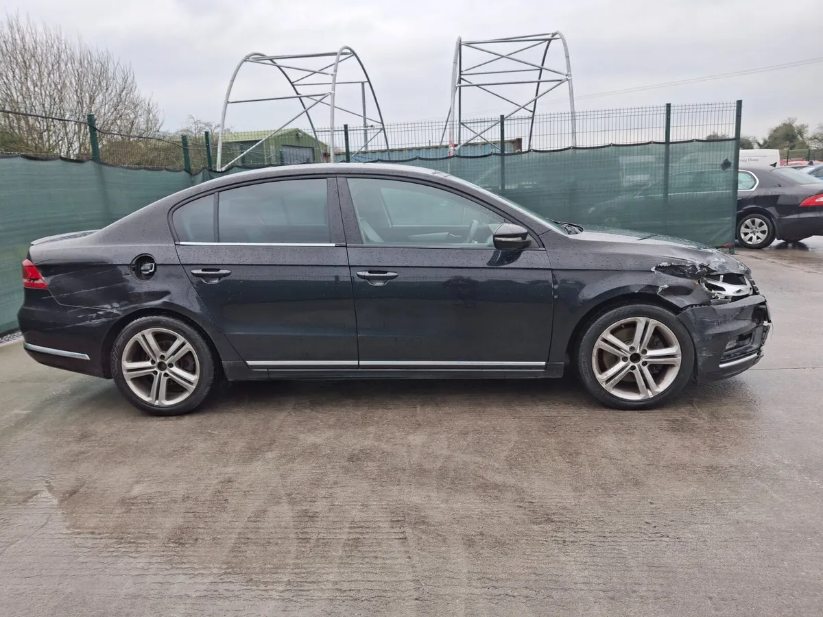 132 Volkswagen Passat R line. Light Damage - Image 3