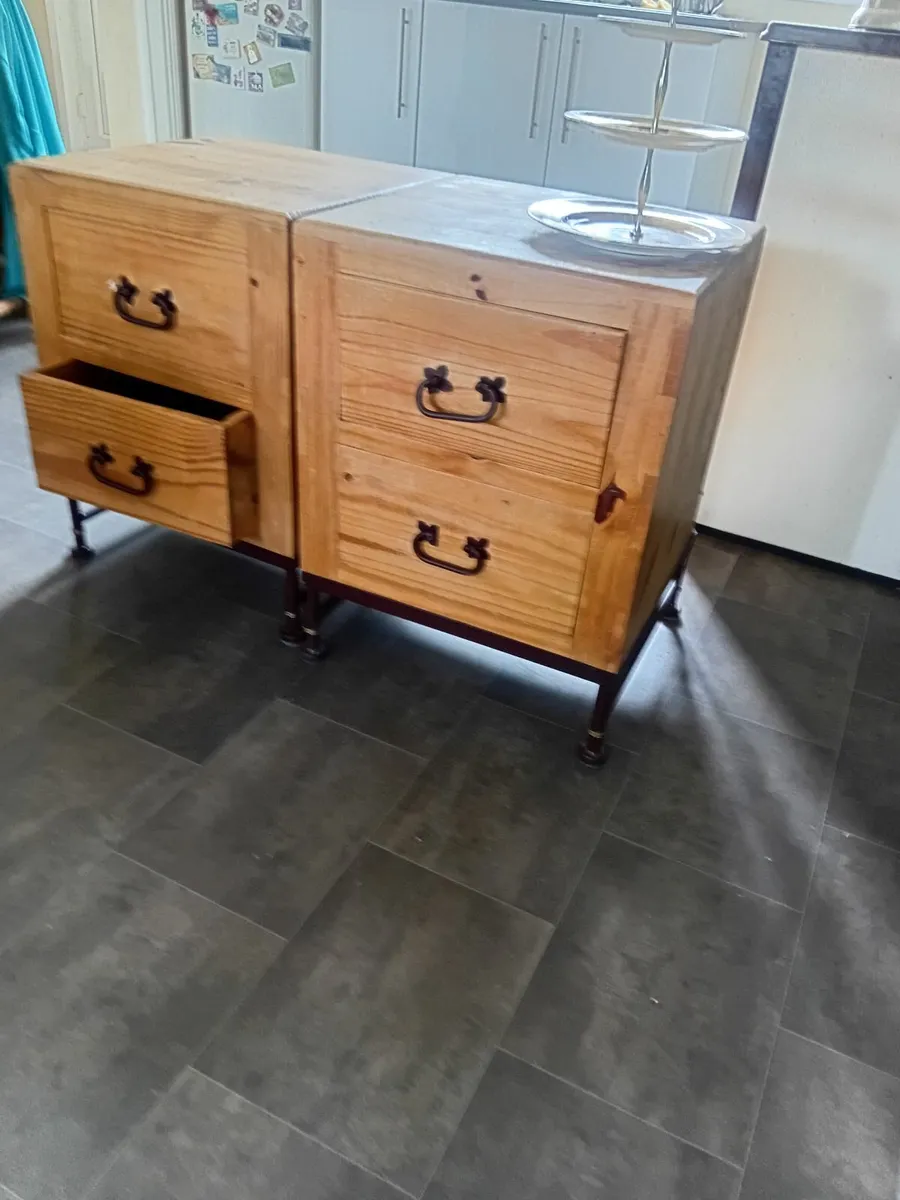 Beside lockers and chest of drawers - Image 1