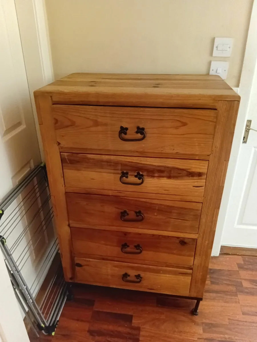 Beside lockers and chest of drawers - Image 2