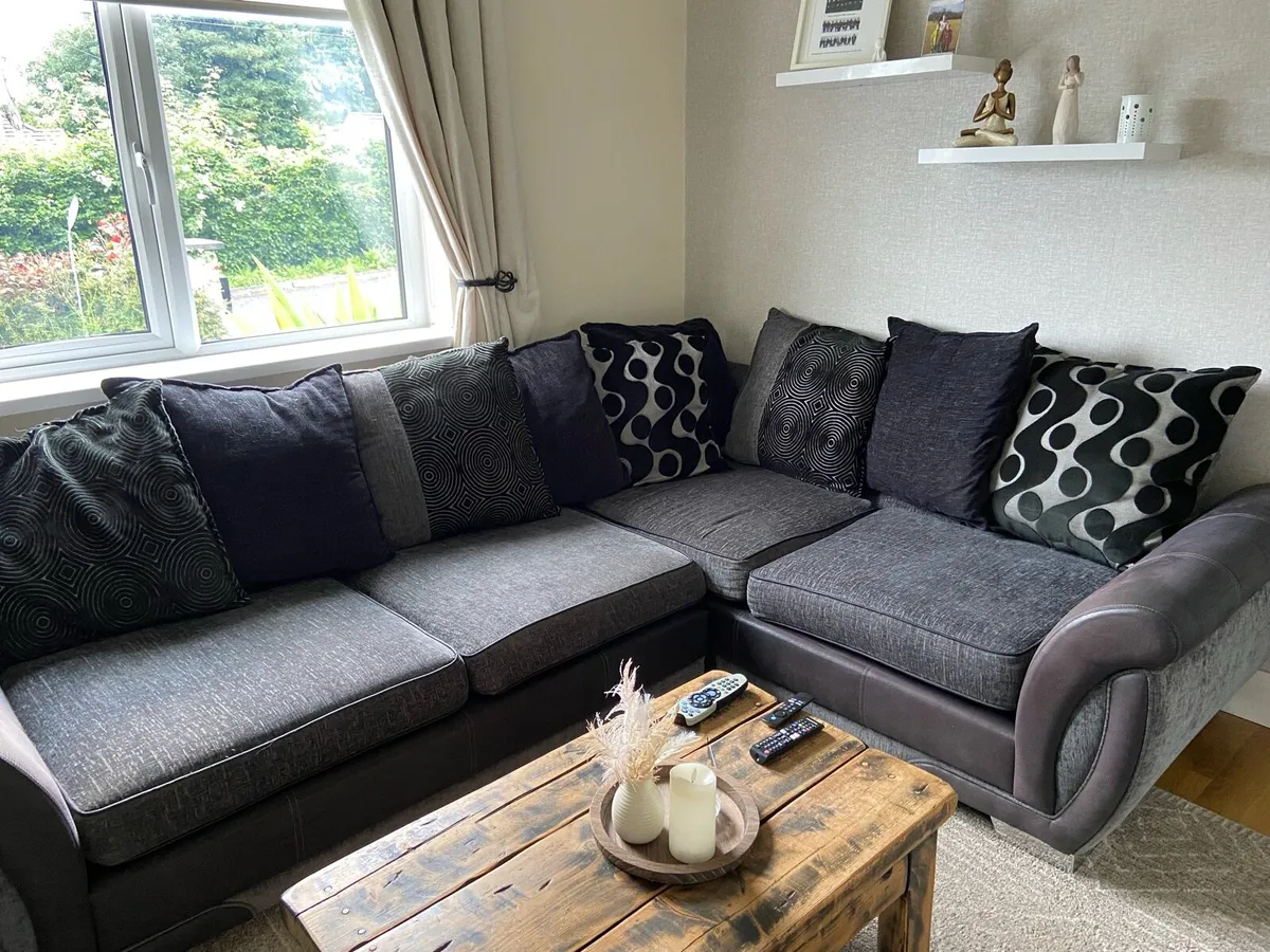L shaped couch - Image 1