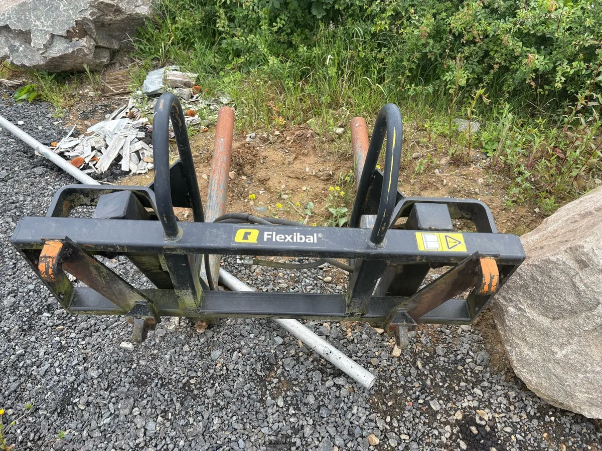 Bale lifter squeeze soft hands - Image 1