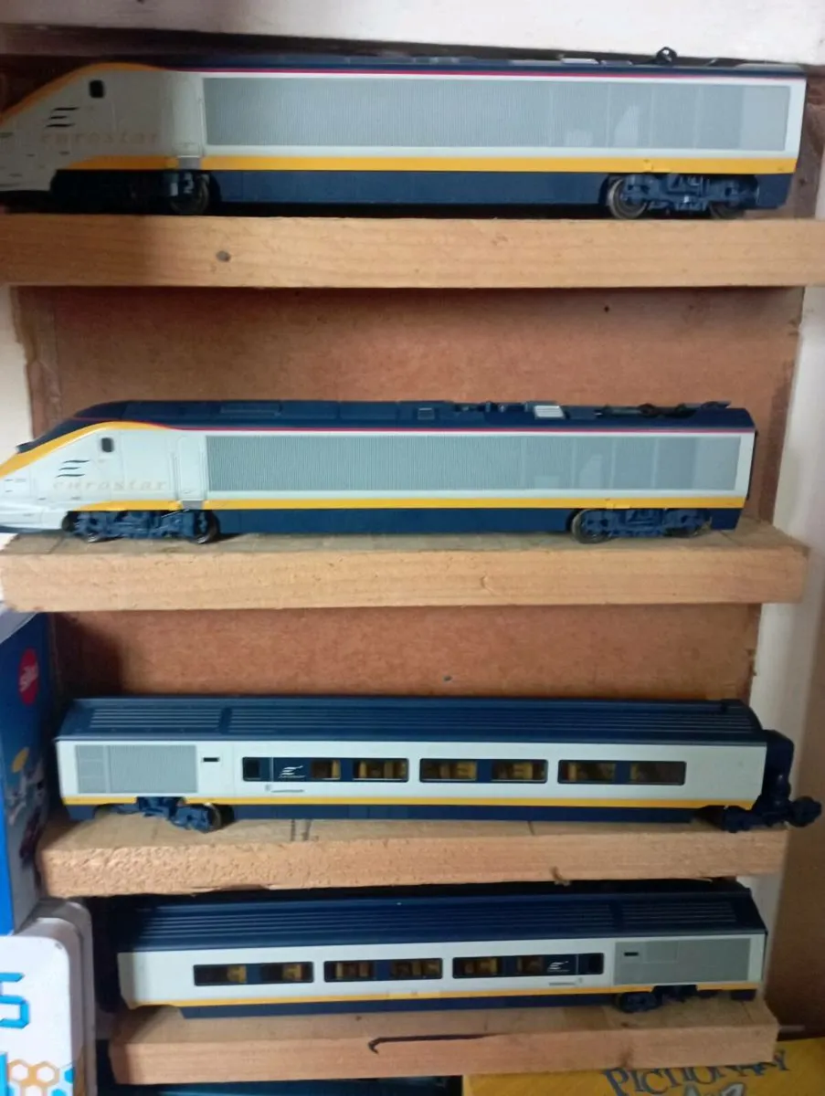 HORNBY  OO GAUGE EUROSTAR CLASS 2030 4 CAR SET - Image 1