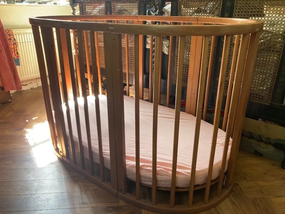 Stokke sleepi cot with fitted sheets and mobile holder - Image 1