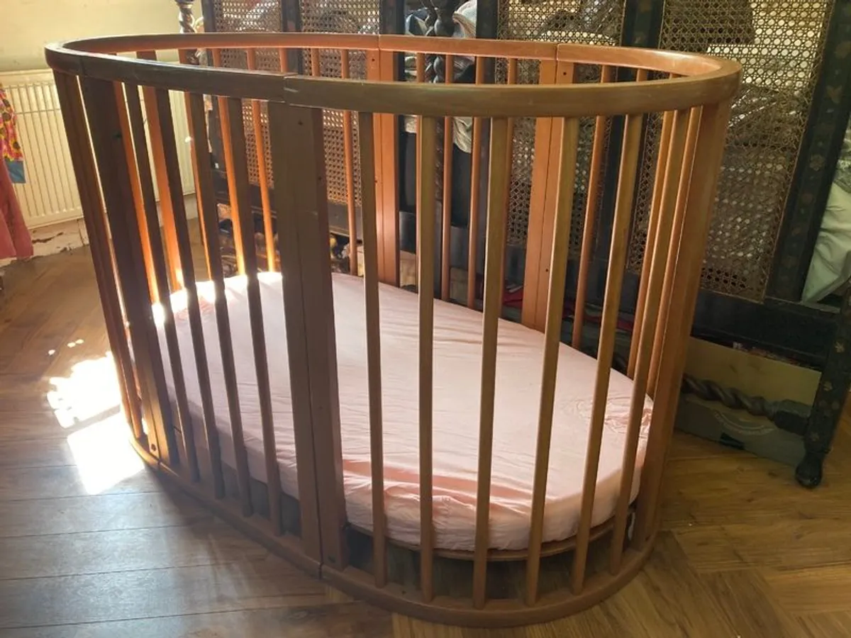 Stokke sleepi cot with fitted sheets and mobile holder - Image 2