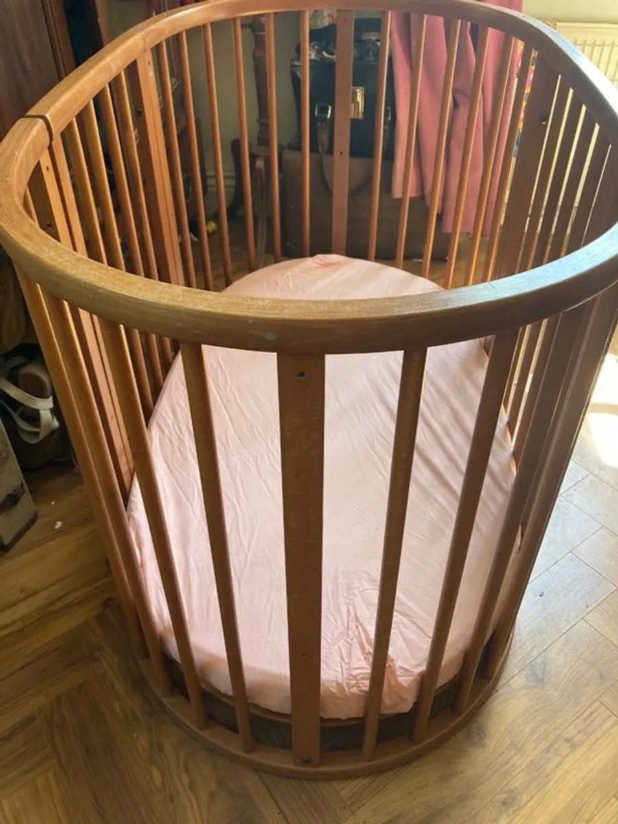 Stokke sleepi cot with fitted sheets and mobile holder - Image 3