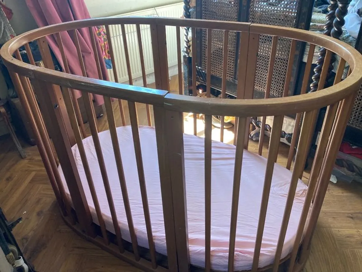 Stokke sleepi cot with fitted sheets and mobile holder - Image 4