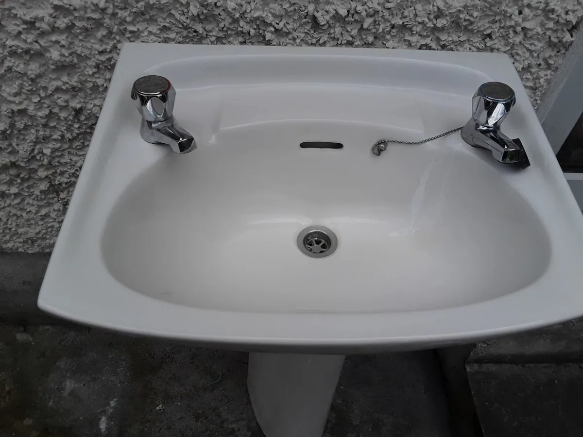 Large sink pedestal taps perfect condition - Image 2