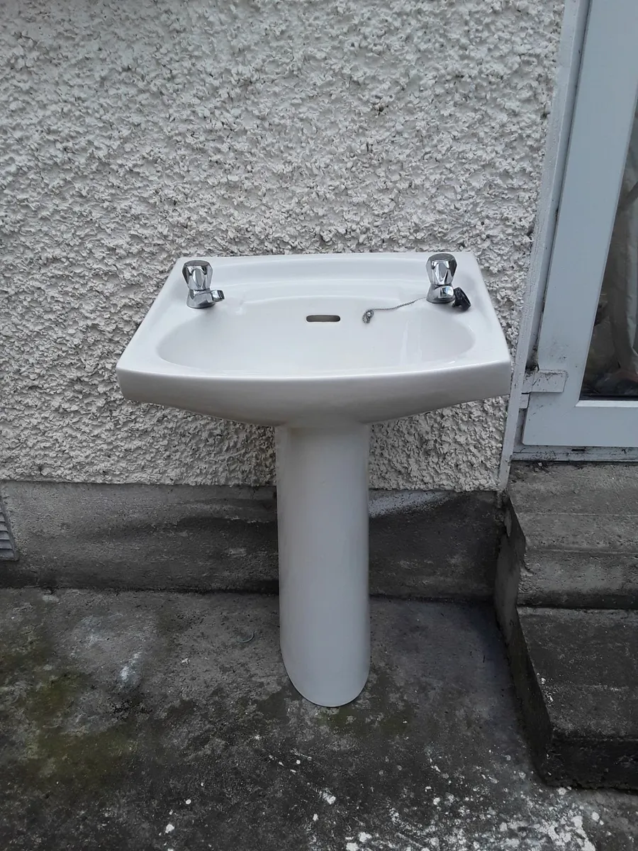 Large sink pedestal taps perfect condition - Image 1