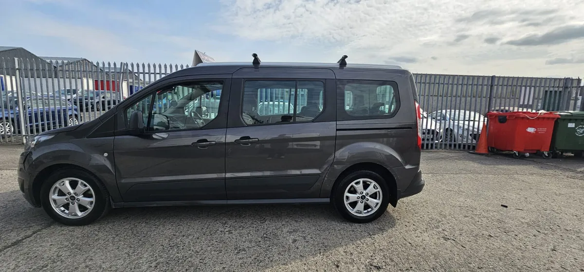 2015 Ford Tourneo Manual/7 Seats & Well maintained - Image 4