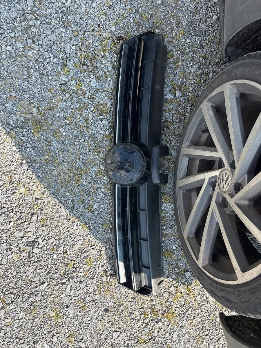 Golf right headlight and grill - Image 1
