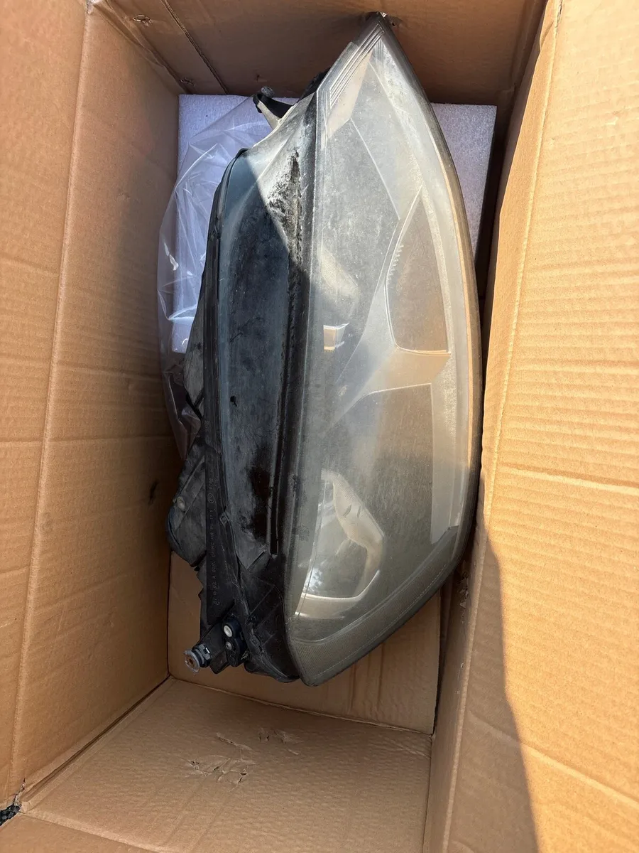 Golf right headlight and grill - Image 2