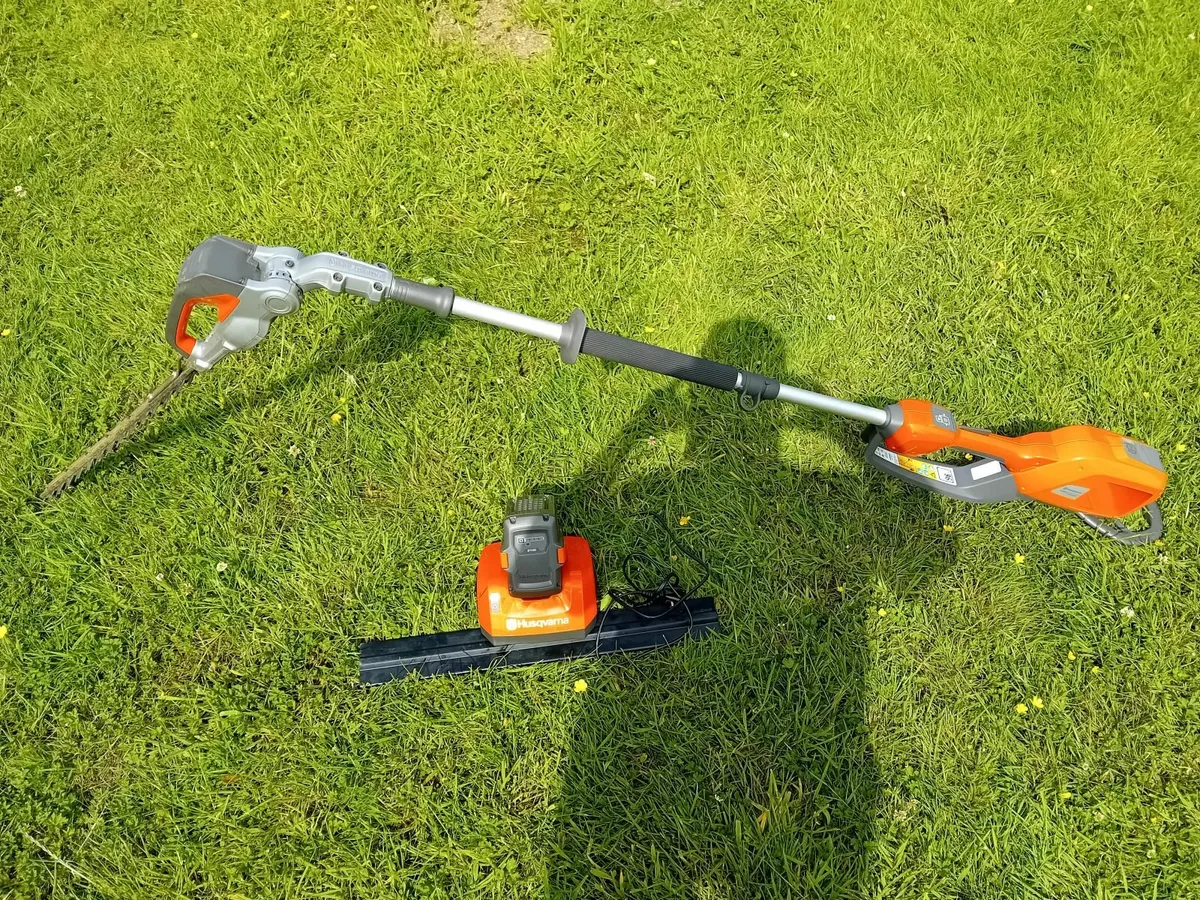 Husqvarna 520iHE3 battery pole hedge trimmer - Image 1