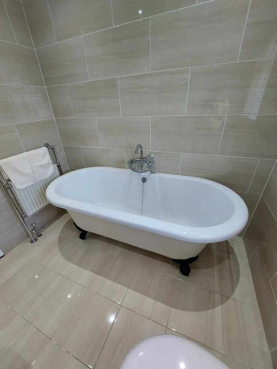 Free standing bath with  shire dual tap - Image 1