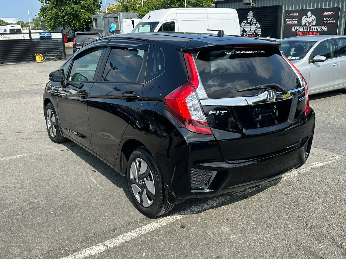 2014 HONDA FIT 1.5L HYBRID LOW MILEAGE - Image 4
