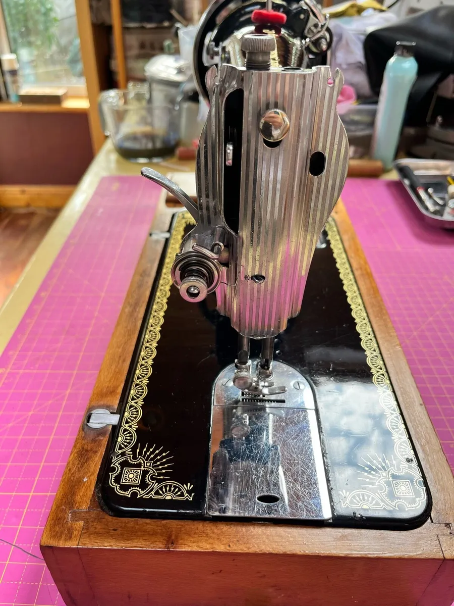 Singer Sewing machine - Image 3
