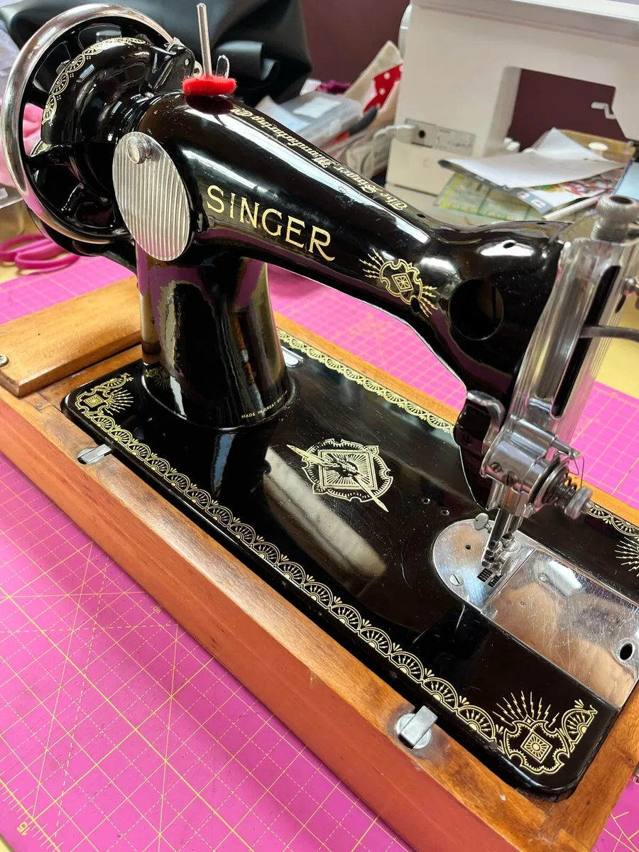 Singer Sewing machine - Image 4