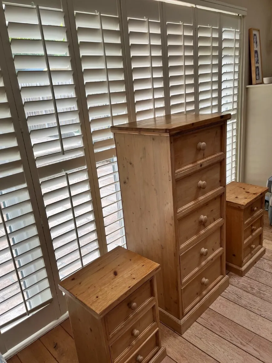 Two wood bedside lockers, one chest of drawers - Image 1