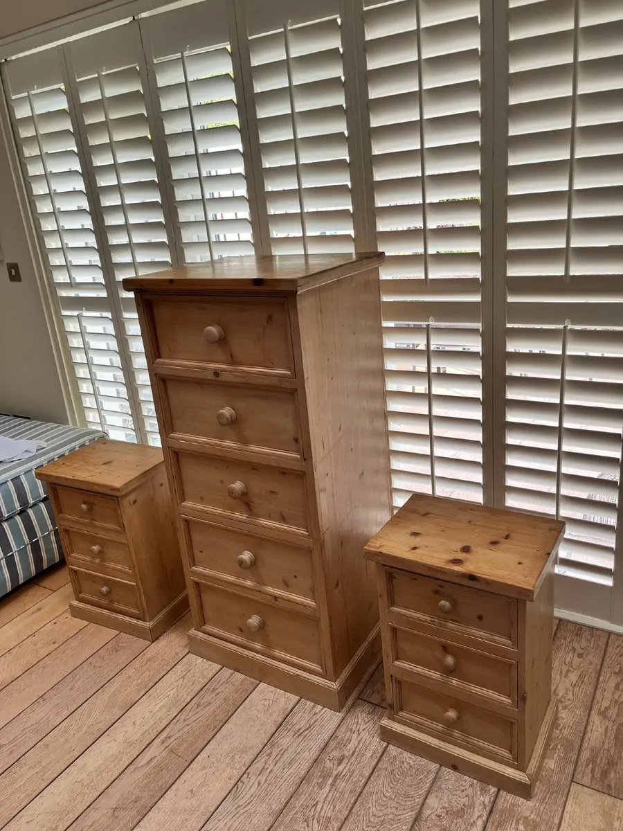 Two wood bedside lockers, one chest of drawers - Image 2