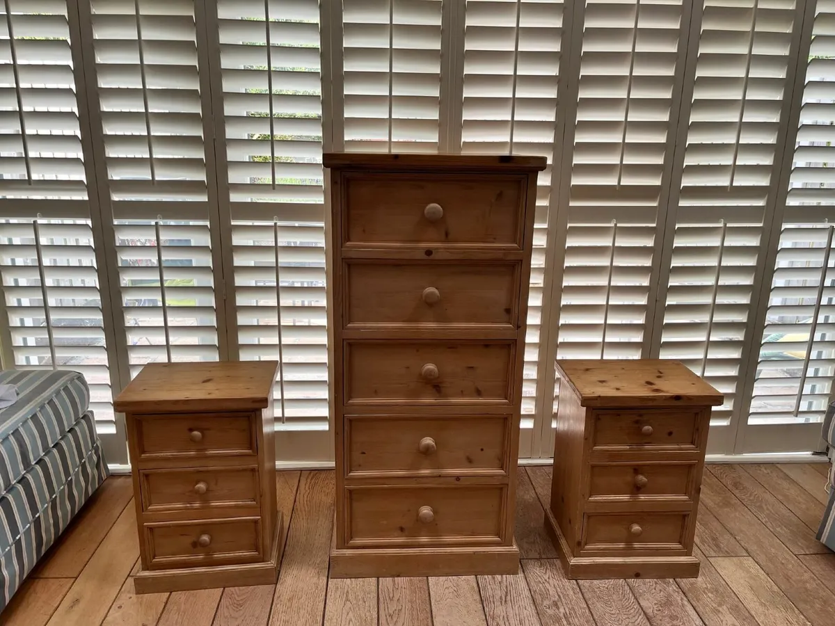 Two wood bedside lockers, one chest of drawers - Image 4