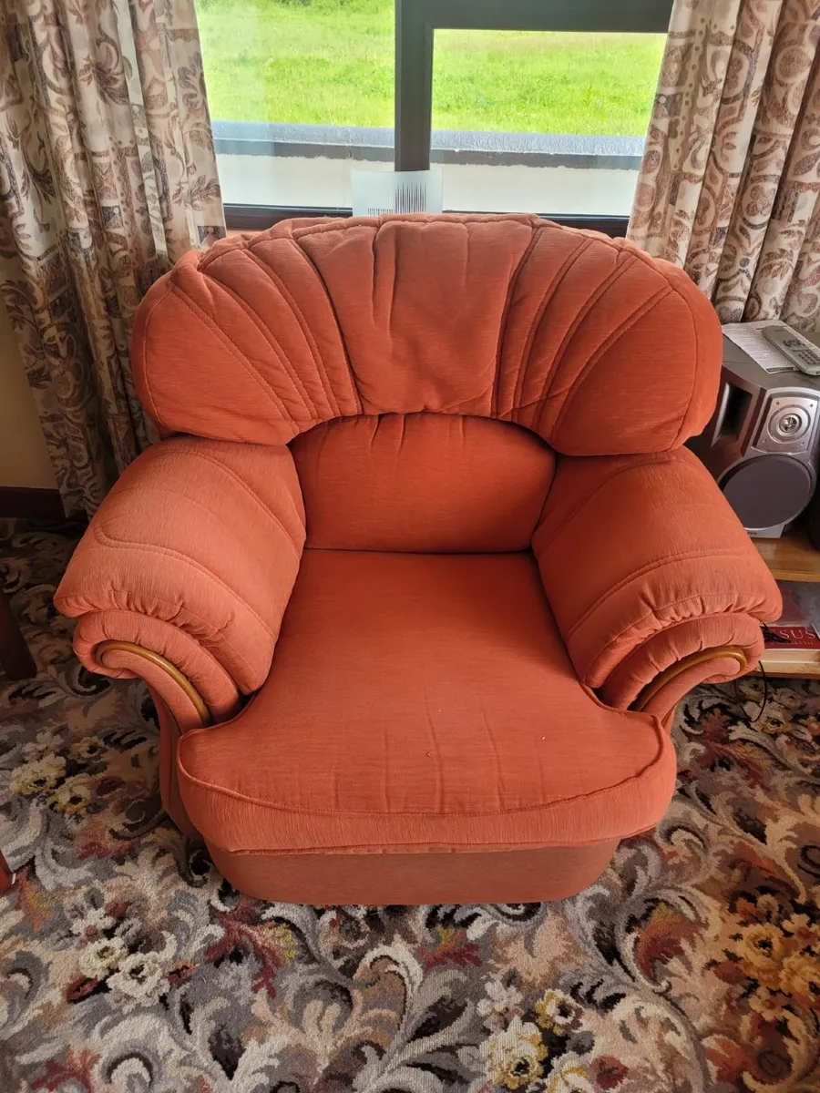 3 Piece Suite in immaculate condition - Image 2