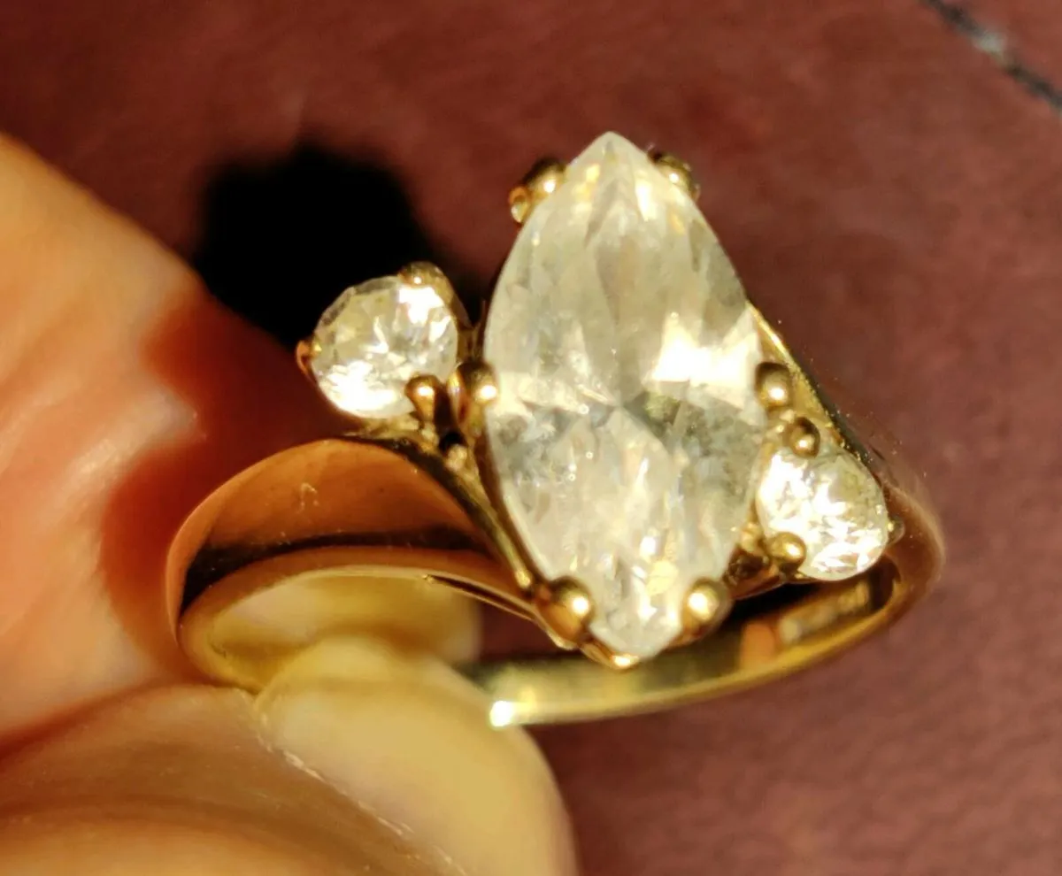 LARGE OVAL OPAQUE, 9CT Old Gold Topaz Dress Ring ! - Image 1